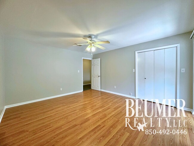 Building Photo - 2br 1.5 bath Townhome Located Close to Water