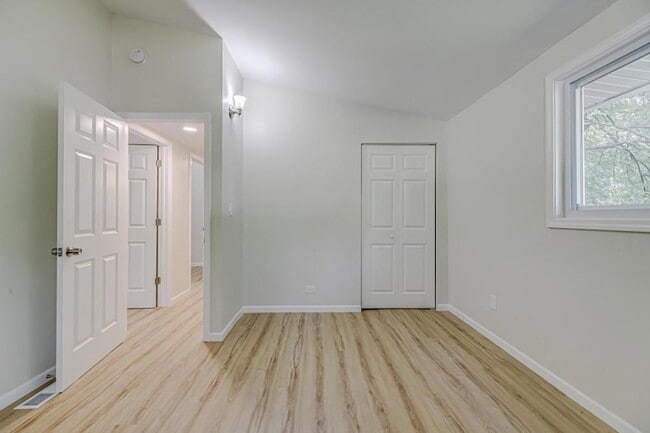 Building Photo - 835 Niagara Ln N