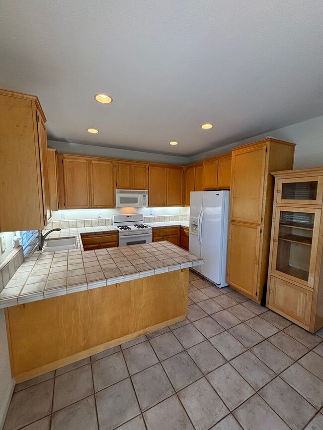 Building Photo - 4 bedroom 2.5 Bathroom Skyhawk Single Fami...