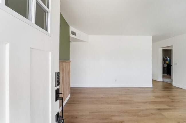 Building Photo - Discover this beautifully renovated 3-bedroom, 2-bath home in Mesa, AZ!