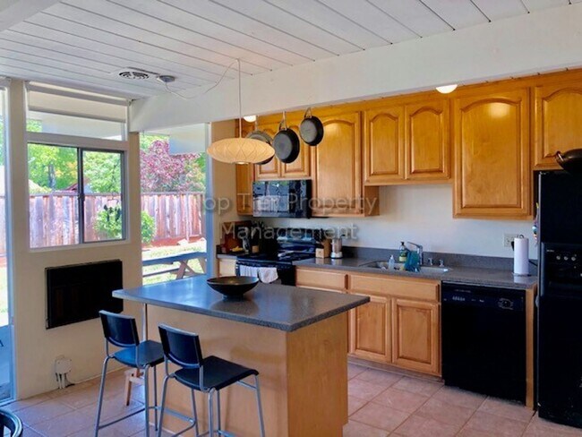 Building Photo - Popular Eichler model 4 Bed / 2 Bath / 1,742 Sqft Walnut Creek single-family house in the Rancho ...