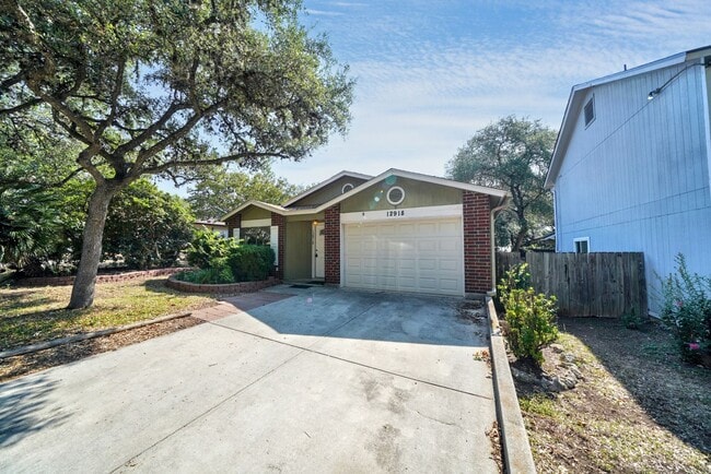 Building Photo - Cozy 3-Bed, 2-Bath with Fireplace in Prime NW Location - Realtor Commission: $500