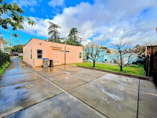 Building Photo - N11T88-90