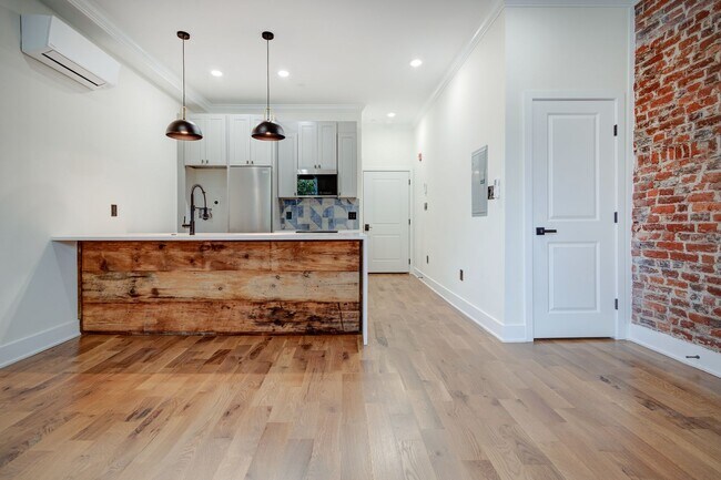 Building Photo - Spacious & Stylish Studio Apartment on W Diamond Street