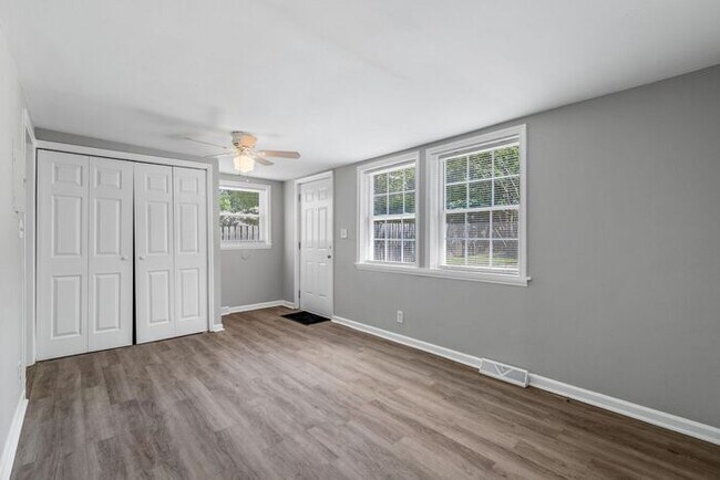 Building Photo - Updated Home with Hardwood Floors, LR & De...