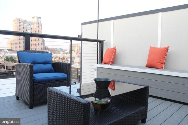 Building Photo - 542 E Clement St