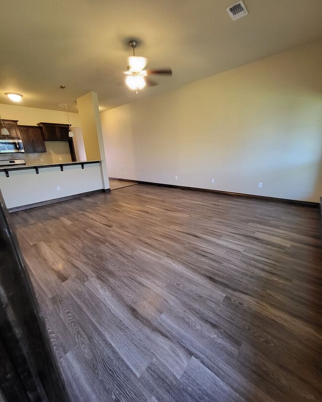 Building Photo - $1000 OFF 1ST MONTH RENT