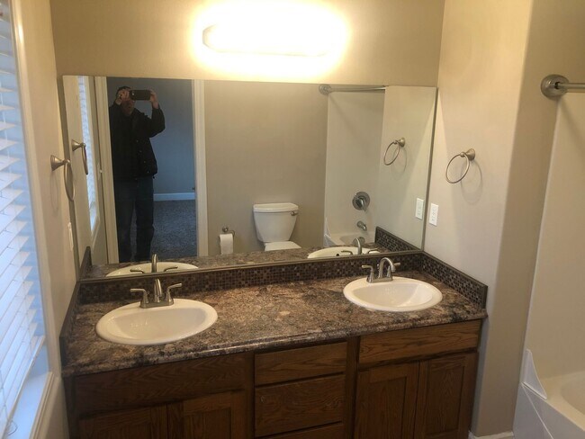 Building Photo - Newer 3 bedrooms 2.5 bathroom townhouse! MOVE IN SPECIAL!