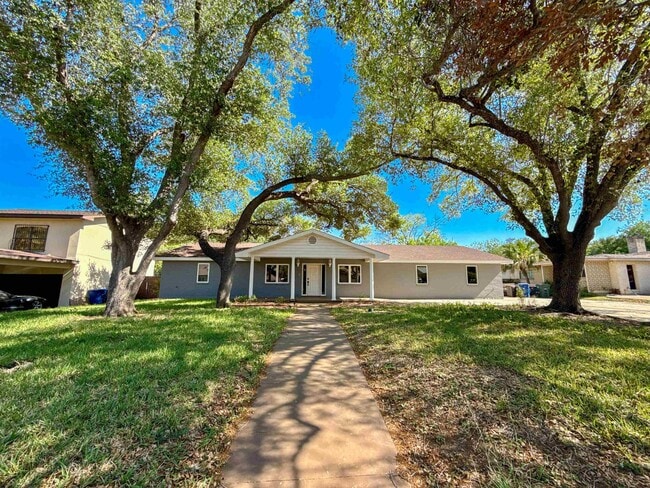 Primary Photo - 405 Westmont Dr