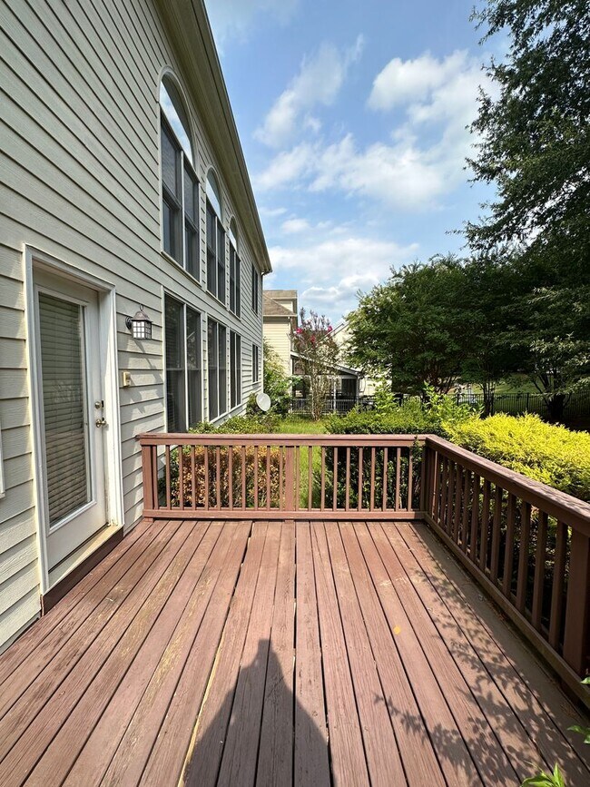 Building Photo - AVAILABLE AUGUST 23.  Spacious 5BR Home in...