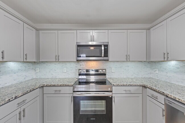 Building Photo - 1910 Hilldale Dr