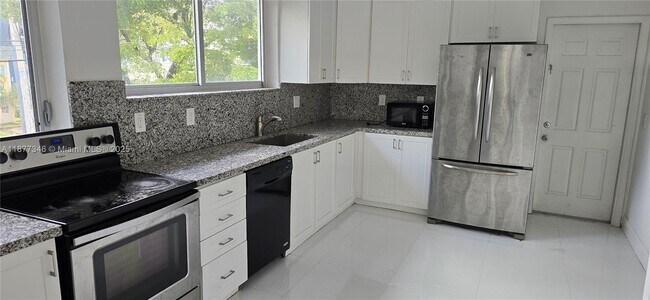 Building Photo - 3915 Ponce de Leon Blvd