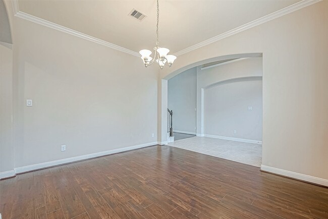Building Photo - 25719 Oakwood Knoll Dr