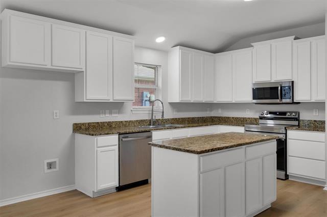 Building Photo - 712 Riverhead Dr