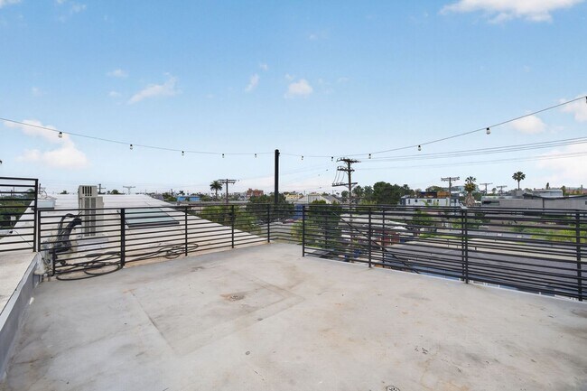 Building Photo - Discover this striking 3 bedroom apartment for rent in Venice, offering 4 bathrooms, contemporary...