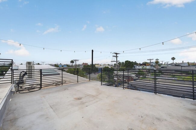 Building Photo - Modern and Custom 3 Bed + 4 Bath Venice Home with Rooftop Views!