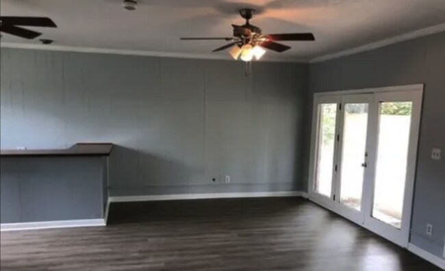 Building Photo - 3 bd/2 bth w/huge bonus room. Fenced yard