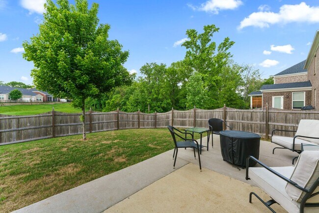 Building Photo - **LIKE-NEW UPGRADED HOME WITH FENCED YARD ...