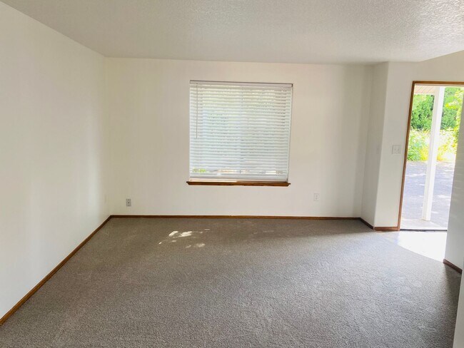 Building Photo - Freshly updated TH unit with private back ...
