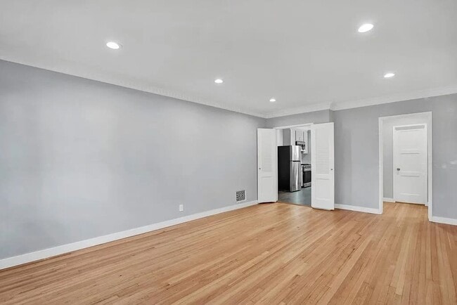 Building Photo - 300 S Doheny Dr