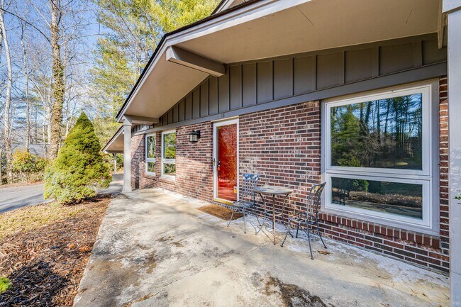 Building Photo - Updated 2-Bedroom Home in Gorgeous Woodland Hills (Landscaping Included)