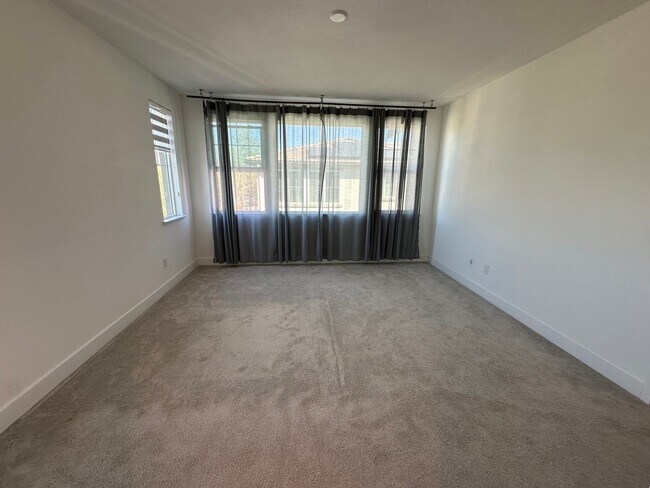 Building Photo - Spacious 4 Bed 2.5 Bath Home in Mountain House with Solar!