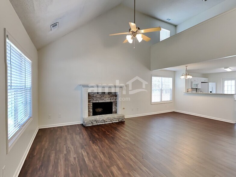 Building Photo - 208 MacKenzie Ct