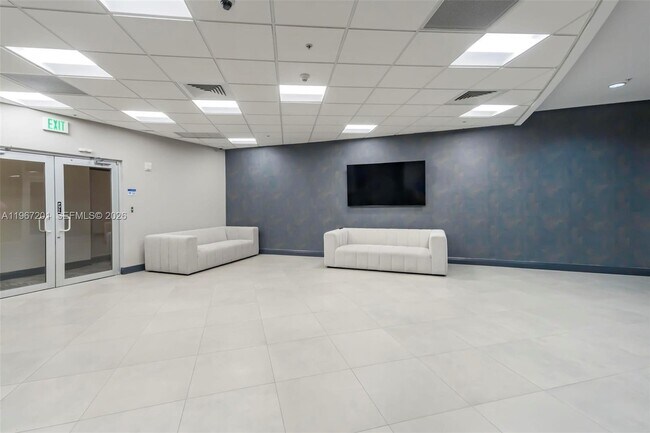 Building Photo - 1750 N Bayshore Dr