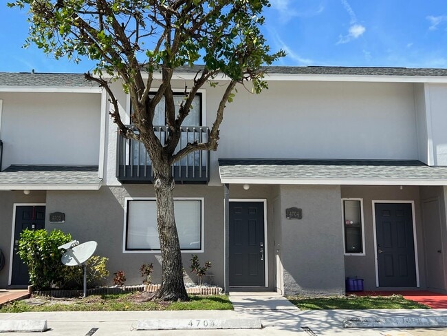 Primary Photo - 4704 Pier Dr