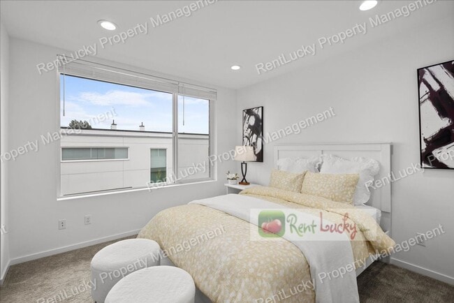 Building Photo - Like-New 2-Bedroom Townhome in Seattle w/R...