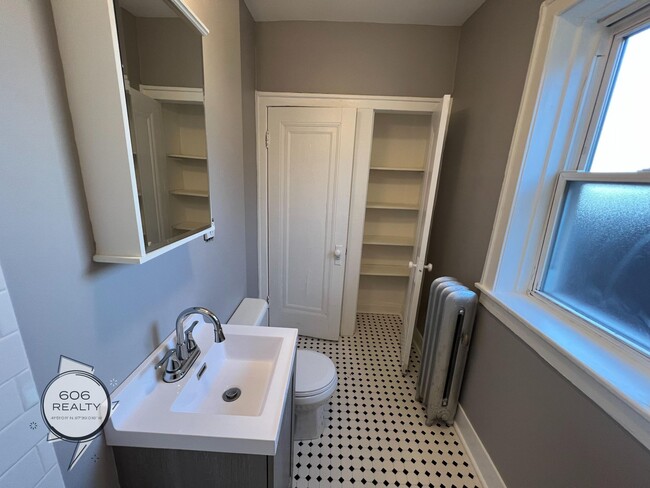 Building Photo - Remodeled East Albany Park Apts!