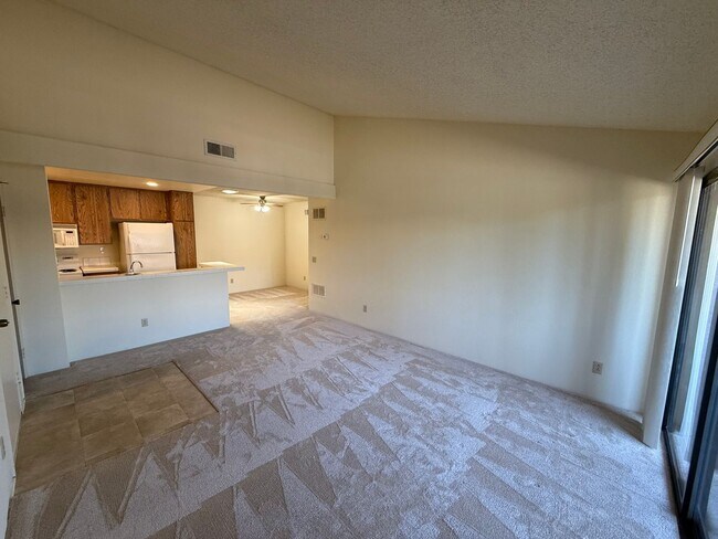 Building Photo - Spacious 1 Bedroom, 1 Bath Condo with Vaul...
