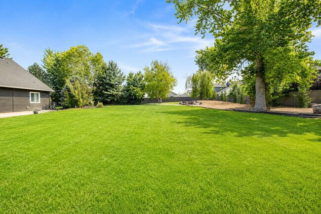 Building Photo - Big Yard!