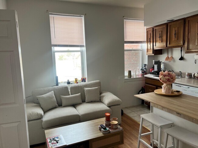 Building Photo - 25 W 8th St