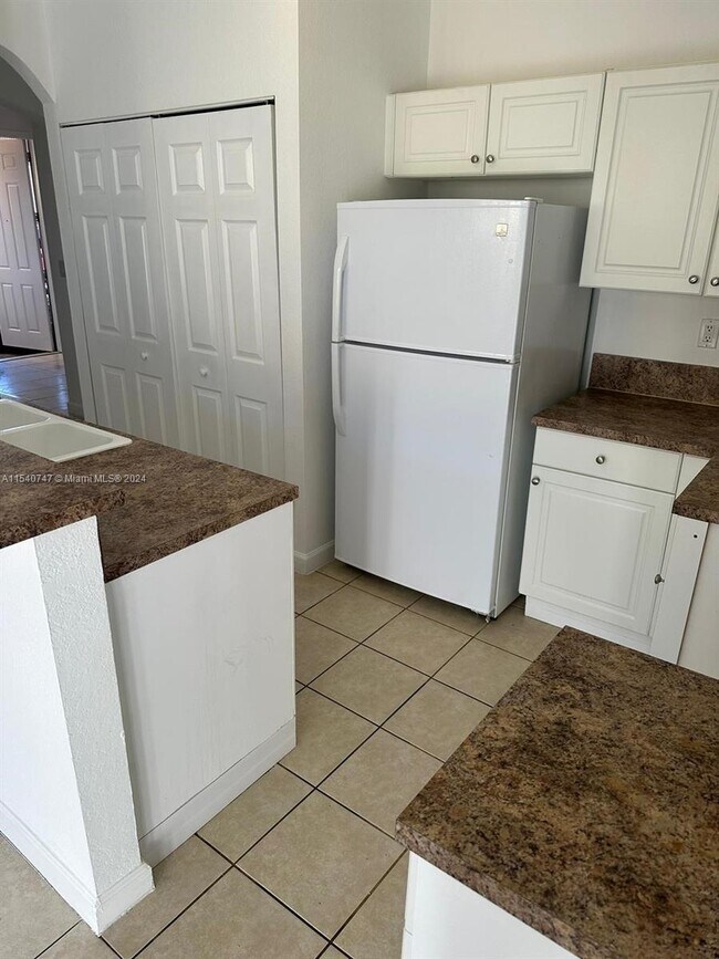 Building Photo - 1650 NE 33rd Rd