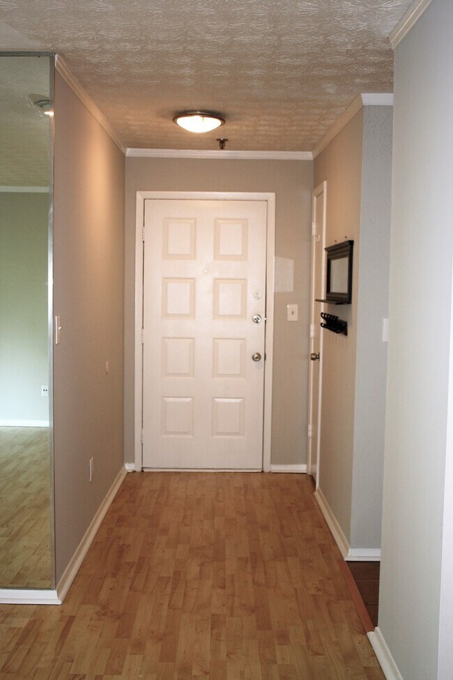 Building Photo - Just outside the perimeter at 75 and 285!