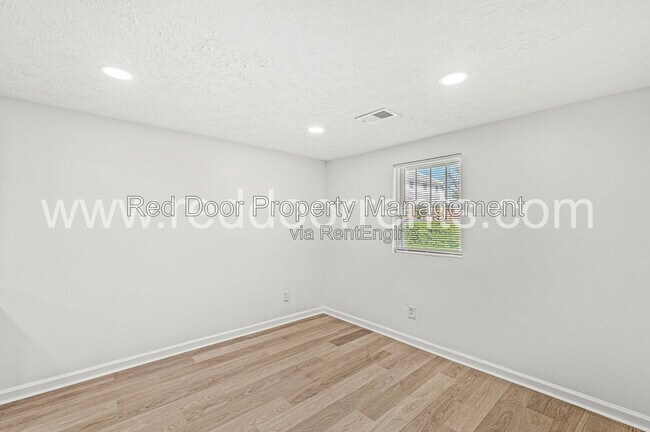 Building Photo - 1037 W 30th St