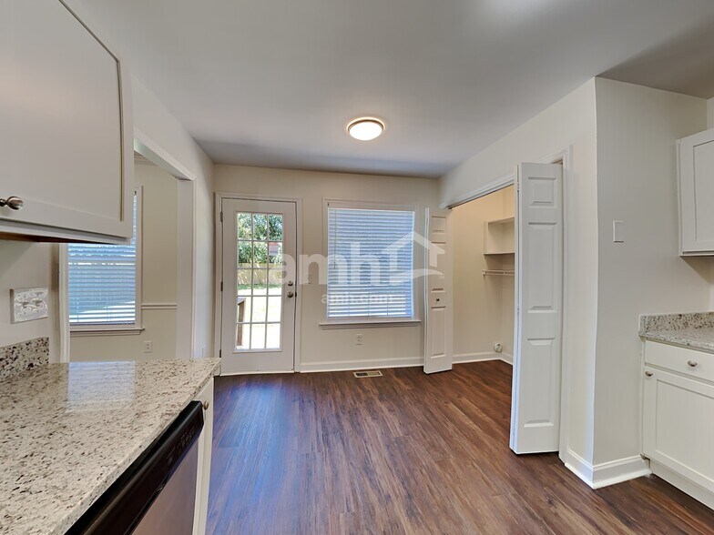 Building Photo - 2807 Sutherland Dr