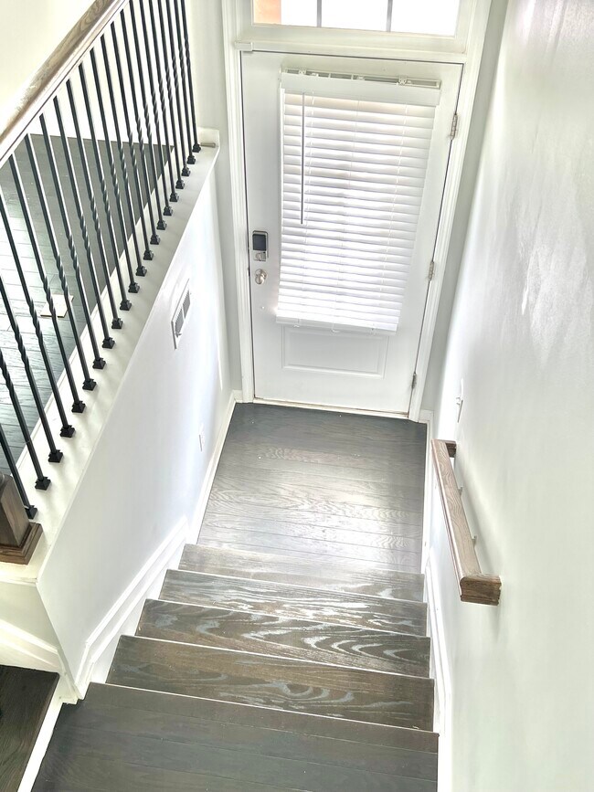 Building Photo - 930 Sunset Park Dr