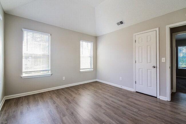 Building Photo - 3827 Riverview Bend