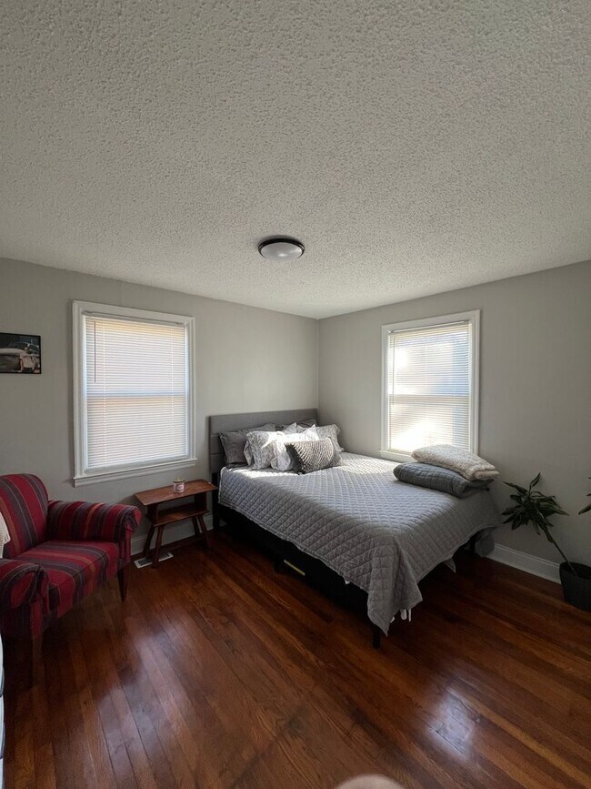 Building Photo - Knoxville 37920 - 2 bedroom, 1 bath home - Contact Adam Joachim (352) 220-7700