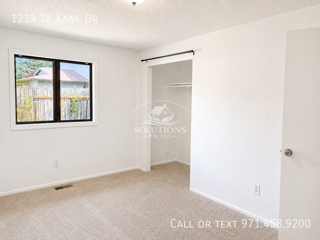 Building Photo - 1214 SE Kane Dr