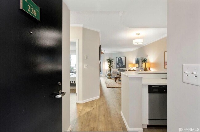 Building Photo - 240 Lombard St