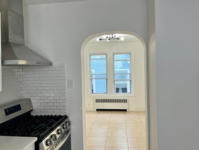Building Photo - 22 E 39th St