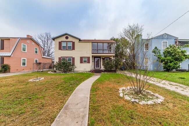 Building Photo - 2218 W Mistletoe Ave