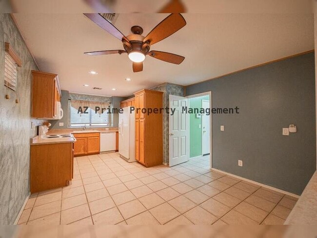 Building Photo - 6715 S 35th Dr
