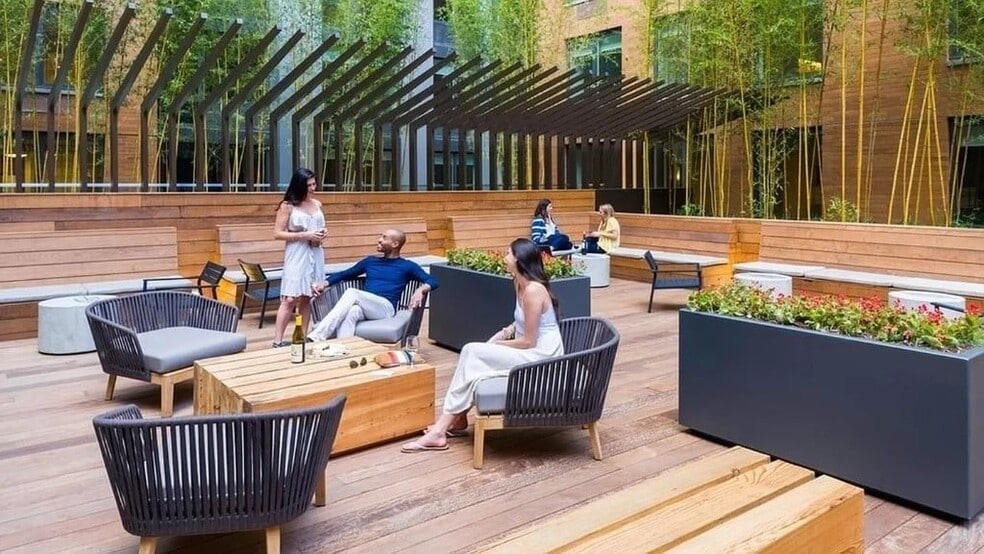 Building Photo - 550 W 45th St