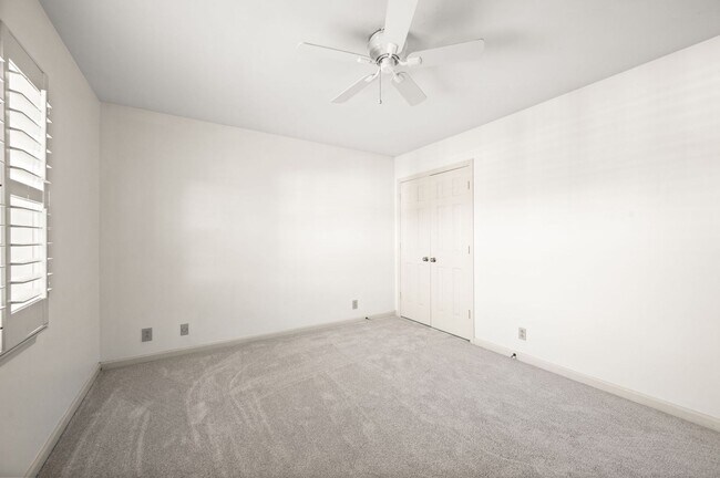 Building Photo - Awesome 4BR/3BA end-unit townhouse in the desirable River Plantation neighborhood!