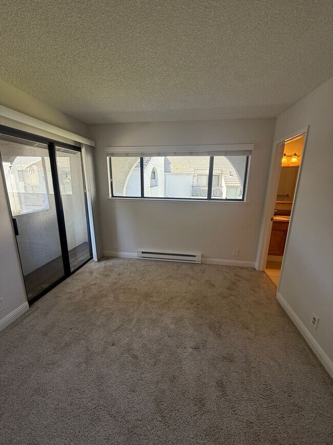 Building Photo - SPACIOUS 2 BEDROOM, 2 BATHROOM UPSTAIRS UN...