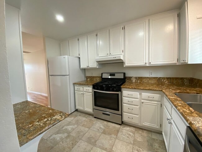 Building Photo - Bright and Spacious 2 Bed/1.5 Bath South O...